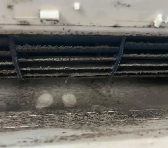 汉滨空调吹的风有股烧焦味是怎么回事